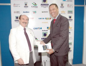 Nelson Abreu, presidente da CNTur, firmando acordo com a Revista Ecoturismo