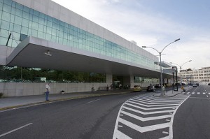 Terminal de embarque do aeroporto Santos Dumont, no centro do Rio de Janeiro