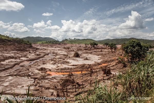 Vista do distrito de Bento Rodrigues, que foi completamente destruído pela força do mar de lama.