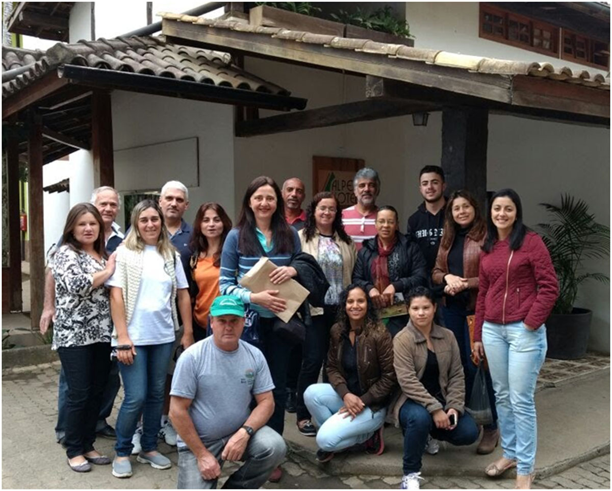 O grupo de produtores de Teresópolis e a equipe da Emater-Rio em Venda Nova do Imigrante