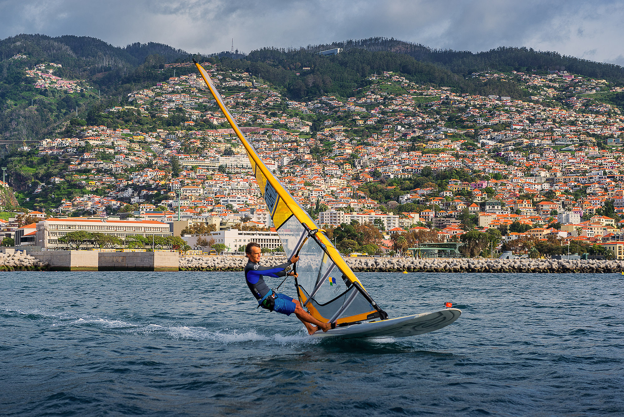 arquipelago-da-madeira-windsurfe-em-funchal